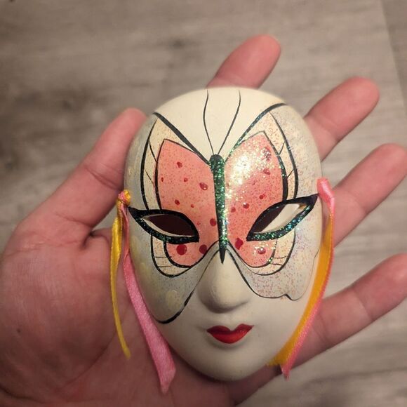 lot #101 Handmade Set of 2 Ceramic Vintage Glitter Mardi Gras Wall Decor Mask - Picture 5 of 6